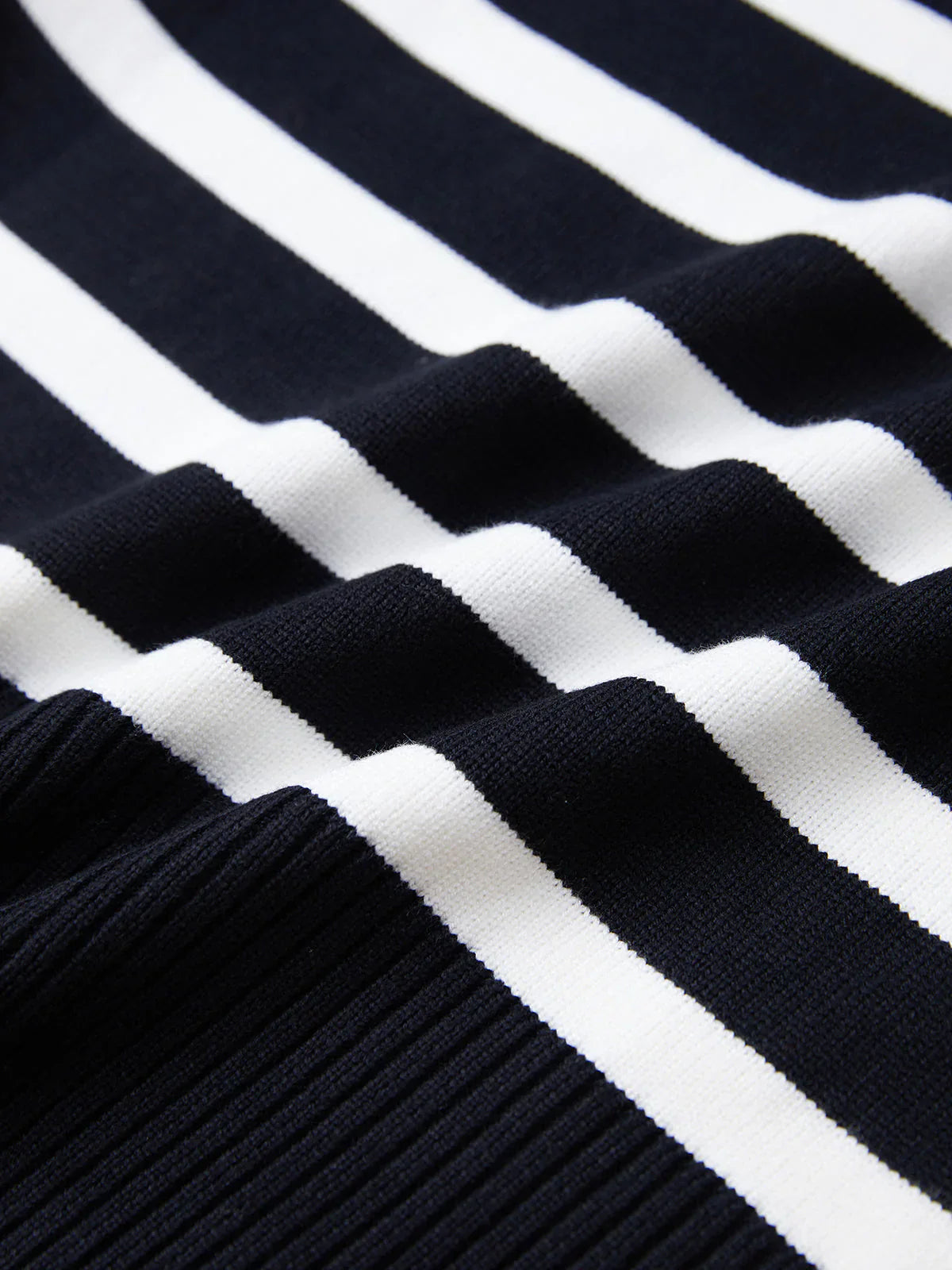 ELYRA™ | Pull Col Montant Rayé Confortable