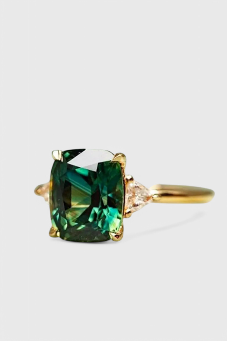 ELYRA™ | Bague Émeraude Carrée Élégante en Finition Dorée