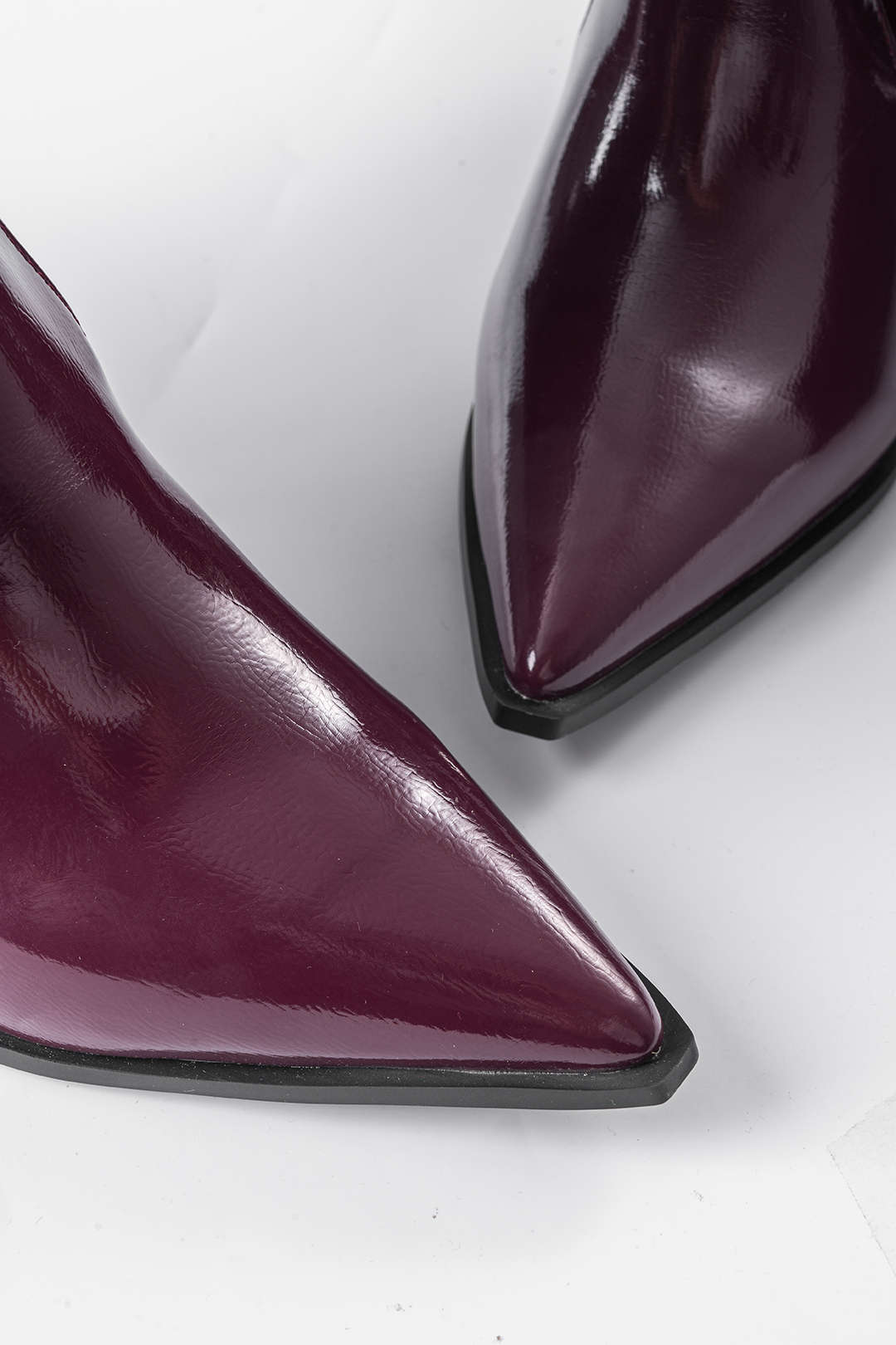 ELYRA™ | Bottes en cuir synthétique à plis et pointe aiguisée